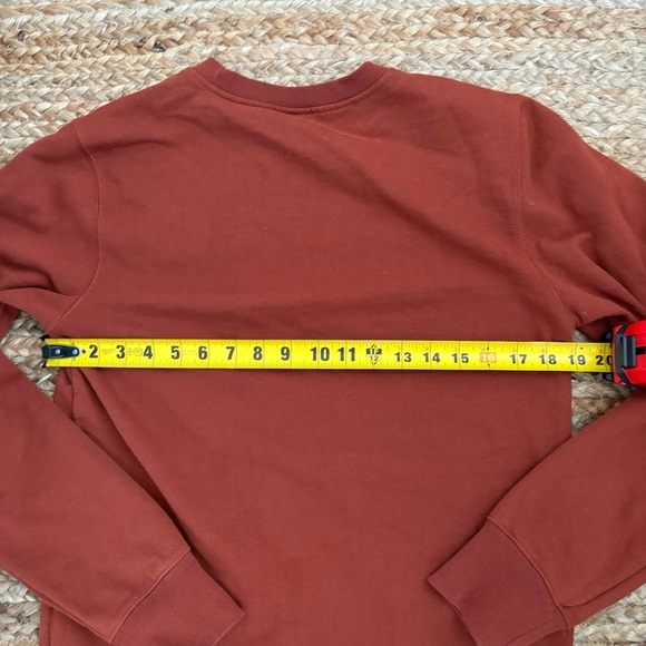 The North Face Men’s Small Heritage Patch Crew Neck Sweatshirt - Picture 6 of 6